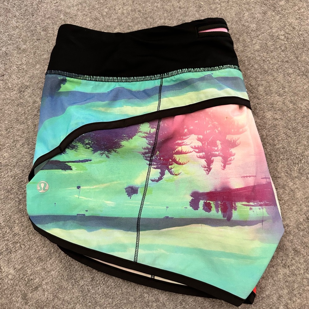 lululemon athletica Multicolor Abstract Athletic Shorts - Picture 4 of 7